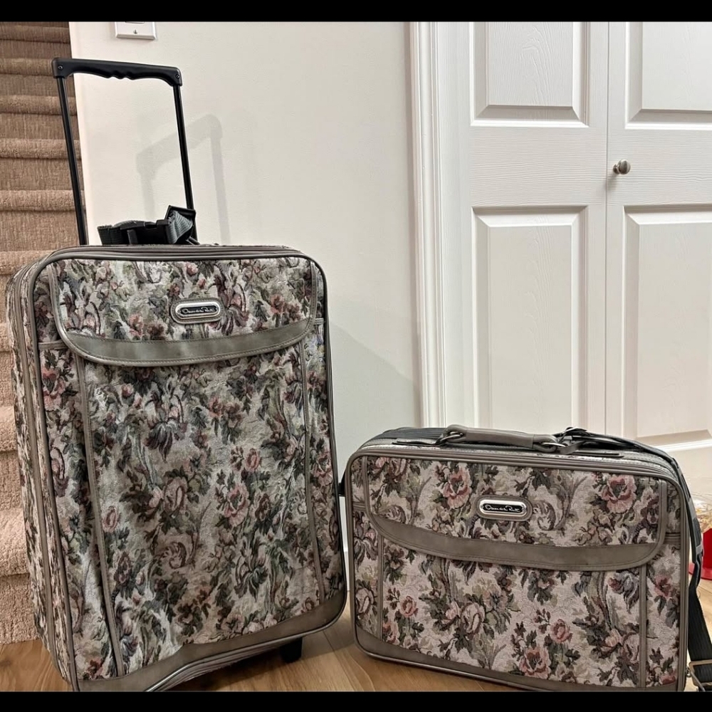 Oscar De La Renta Floral Patterned Luggage Set